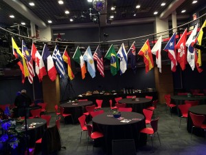 Auditorio de reuniones con las banderas de los países integrantes del BIN